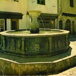 Fontaine monolithe
